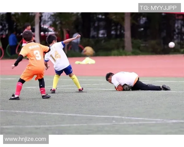 足球明星一天的疲惫旅程 从赛场拼搏到日常生活的挑战与反思 足球明星一天的疲惫旅程 从赛场拼搏到日常生活的挑战与反思