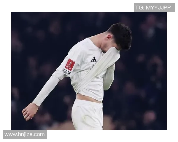 足球球星大腿肌肉解析：力量与爆发力的完美结合秘诀